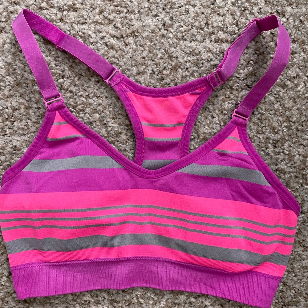 Normal wear. Durable material. Medium support with optional pads.